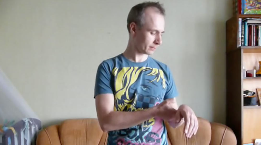 Руку поднял, а она падает, не держится